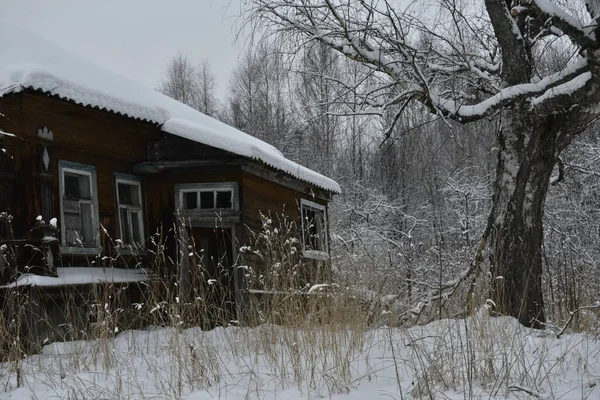 Villaggio Abbandonato Nella Neve Inverno — Foto Stock
