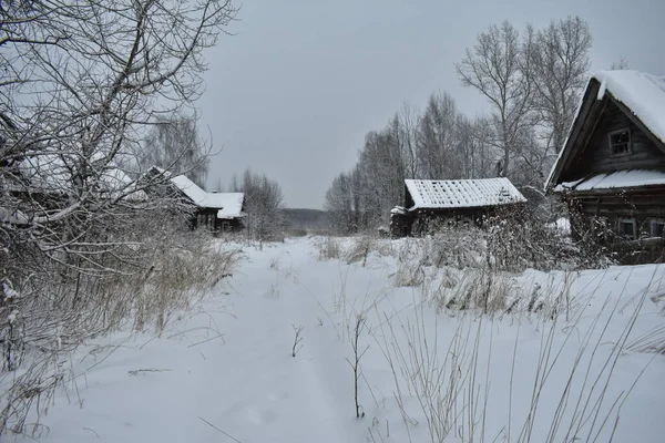 Aldeia Abandonada Neve Inverno — Fotografia de Stock