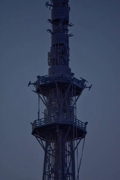 寒冬的电视塔 — 图库照片