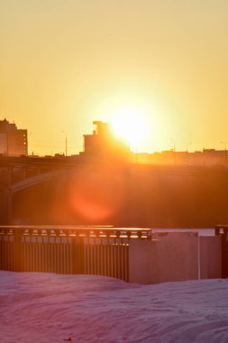 Şehrin rıhtımında kış günbatımı