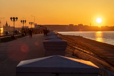 Volga Nehri 'nde güzel bir günbatımı. Nizhny Novgorod