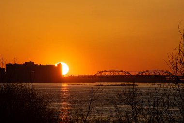 Volga Nehri 'nde güzel bir günbatımı. Nizhny Novgorod