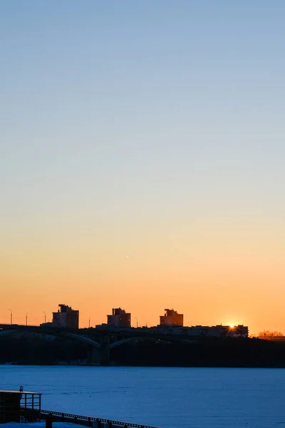 街の水辺での冬の夕日 — ストック写真