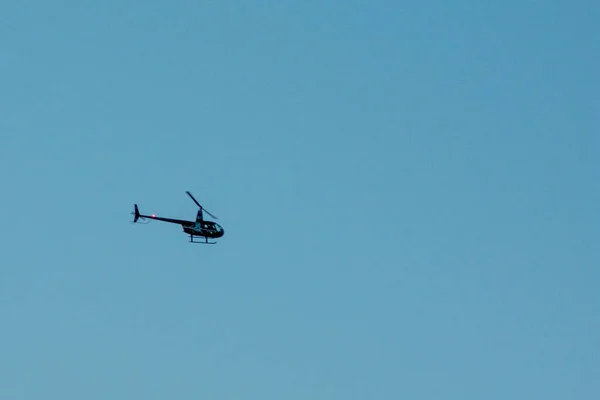 Helicóptero Voa Através Céu — Fotografia de Stock