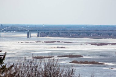 İlkbaharda Volga Nehri 'nde buz yüzer.
