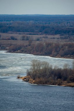 İlkbaharda Volga Nehri 'nde buz yüzer.