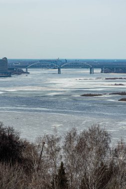 İlkbaharda Volga Nehri 'nde buz yüzer.
