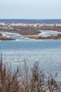 İlkbaharda Volga Nehri 'nde buz yüzer.