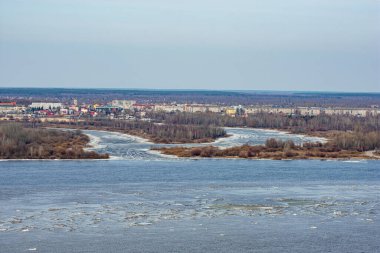 İlkbaharda Volga Nehri 'nde buz yüzer.