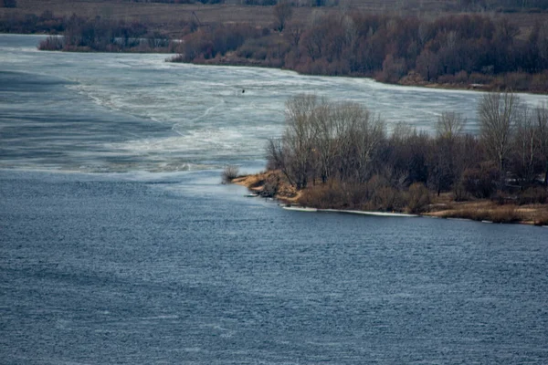 春にはヴォルガ川に浮かぶ氷 — ストック写真