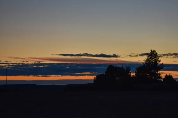 Farbenfroher Sommersonnenuntergang Auf Dem Feld Stockbild