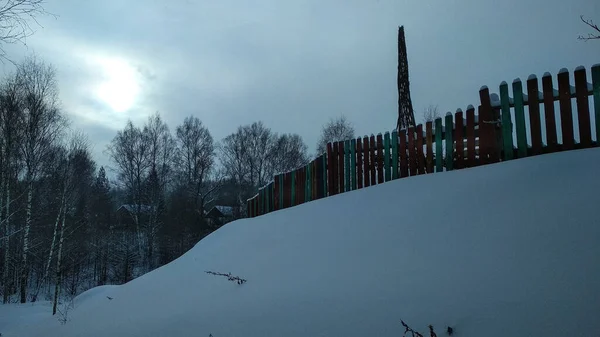 Farbige Fence Gegen Weißen Schnee — Stockfoto