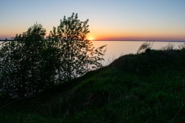 Nehir kıyısında gün batımı
