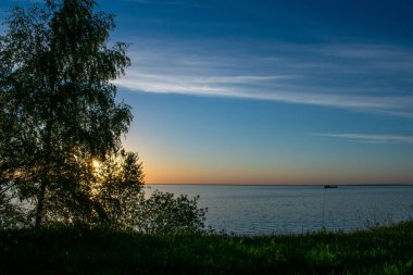 Volga Nehri 'nin yüksek kıyısında gün batımı