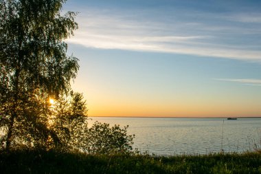 Volga Nehri 'nin yüksek kıyısında gün batımı