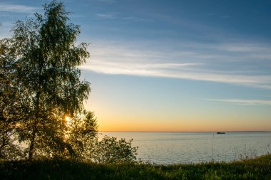 Volga Nehri 'nin yüksek kıyısında gün batımı