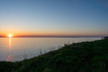 Nehir kıyısında gün batımı