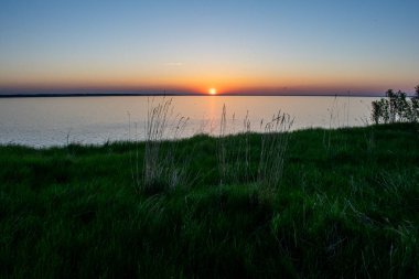 Yazın nehirde güzel bir gün batımı
