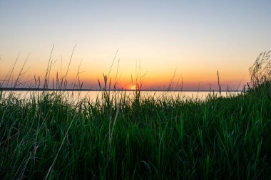 Yazın nehirde güzel bir gün batımı