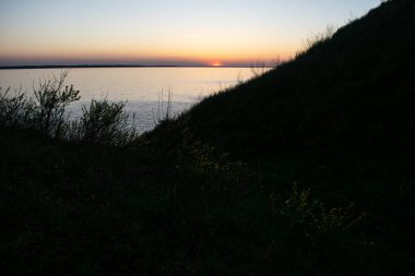 Yazın nehirde güzel bir gün batımı