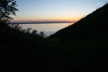 Yazın nehirde güzel bir gün batımı