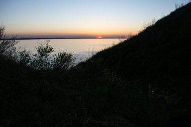 Yazın nehirde güzel bir gün batımı