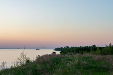Yazın nehirde güzel bir gün batımı