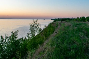 Yazın nehirde güzel bir gün batımı