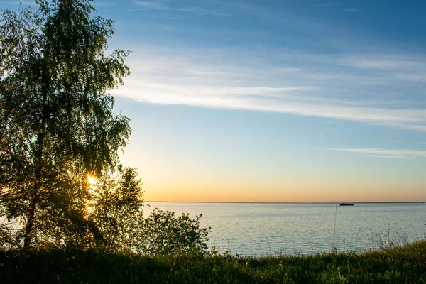 Volga Nehri 'nin yüksek kıyısında gün batımı