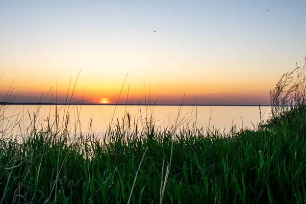 Прекрасний Захід Сонця Над Річкою Влітку — стокове фото