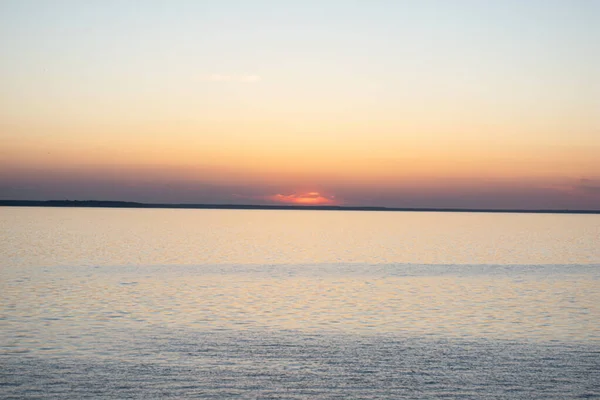 Прекрасний Захід Сонця Над Річкою Влітку — стокове фото