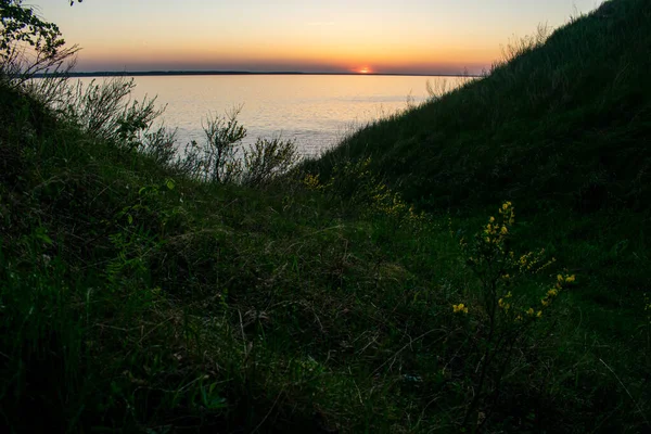 夏日美丽的落日掠过江面 — 图库照片