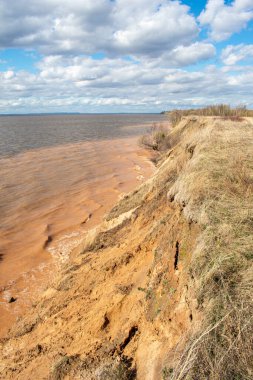 Yazın güzel volga nehir kenarı