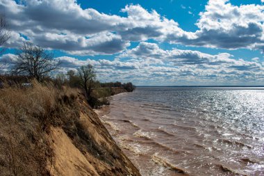 Yazın güzel volga nehir kenarı