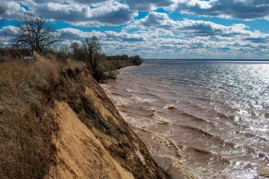 Yazın güzel volga nehir kenarı
