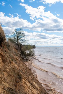 Yazın güzel volga nehir kenarı