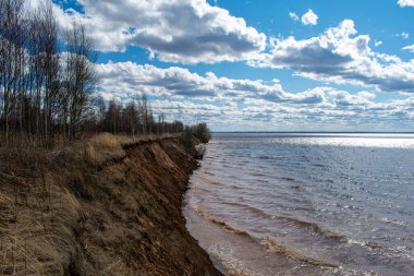 Yazın güzel volga nehir kenarı