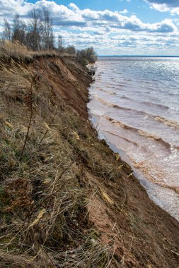 Yazın güzel volga nehir kenarı