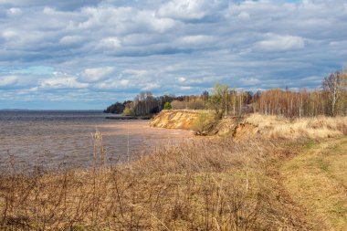 Yazın güzel volga nehir kenarı