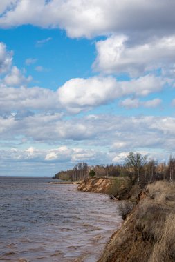Yazın güzel volga nehir kenarı