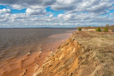 Yazın güzel volga nehir kenarı