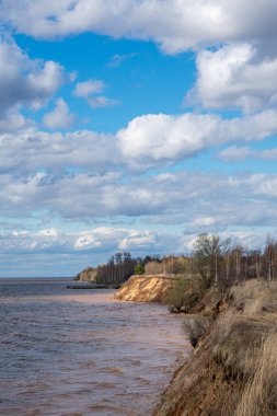 Yazın güzel volga nehir kenarı
