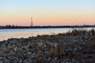 Nizhny Novgorod. Nehirde gün batımı