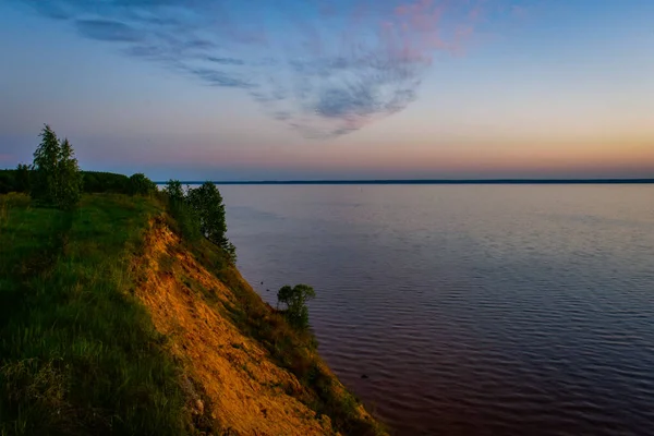 Prachtige Zonsondergang Hoge Oever Van Rivier — Stockfoto