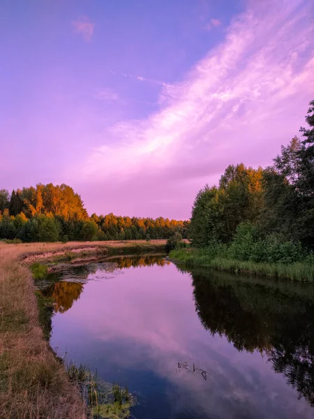 Schöner Sonnenuntergang Fluss lizenzfreie Stockfotos