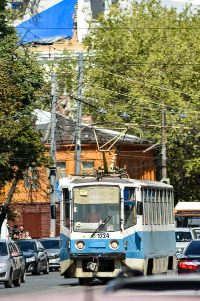 Старый Трамвай Идет Через Город — стоковое фото