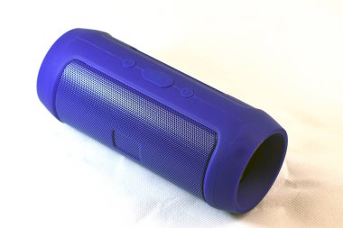 Beyaz arkaplanda taşınabilir ses hoparlörü