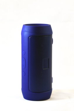 Beyaz arkaplanda taşınabilir ses hoparlörü