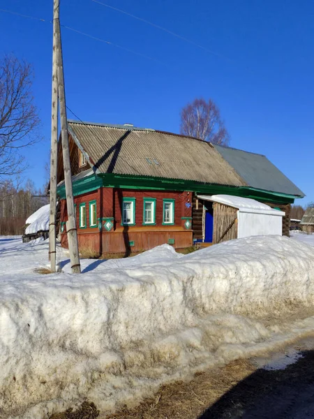 Schönes Holzhaus Dorf Frühling — Stockfoto