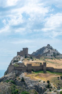 Dağları ve kaleyi görüyorum. Kırım